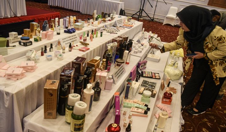 Petugas memeriksa barang bukti kosmetik ilegal hasil intensifikasi pengawasan kosmetik BPOM tahun 2025 di Jakarta, Jumat (21/2/2025). BPOM menyita hasil temuan kosmetik berbahaya dan ilegal atau tanpa izin edar rentang 10-18 Februari 2025, berupa 91 jenama kosmetik dan 4.334 item dengan total nilai Rp31,7 miliar. ANTARA FOTO/Muhammad Adimaja/rwa.